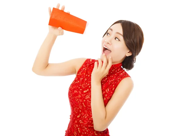 Surprised asian young woman point to a empty red envelope — Stock Photo, Image