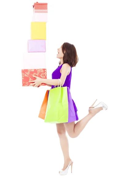 Ung kvinna med shoppingväska och presentförpackning över vita — Stockfoto