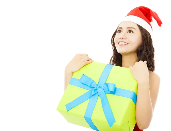 Lachende jonge vrouw kijken met de doos van de gift van Kerstmis — Stockfoto