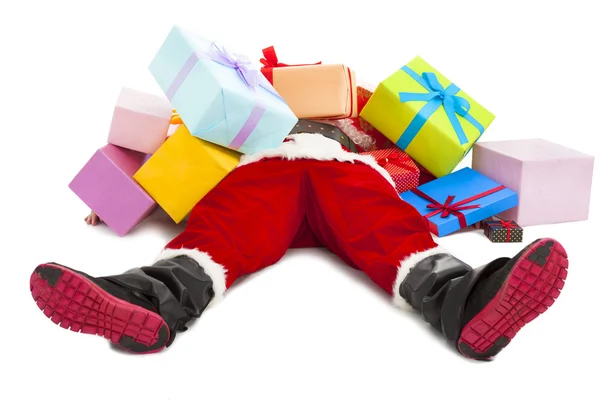 Santa claus demasiado cansado para tumbarse en el suelo con muchas cajas de regalo — Foto de Stock