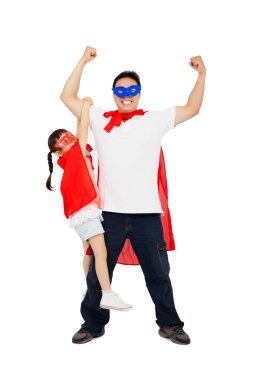 süper kahraman takımı ile babası kolunu asılı Asyalı küçük kız. 