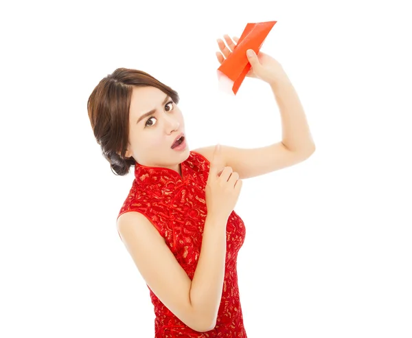 Surpresa asiático jovem mulher apontar para um vazio vermelho envelope — Fotografia de Stock