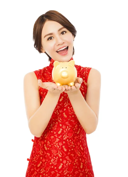 年轻女子捧着一个金黄色的存钱罐。中国农历新年快乐 — 图库照片