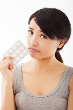 hapları tutan karışık genç kadın closeup