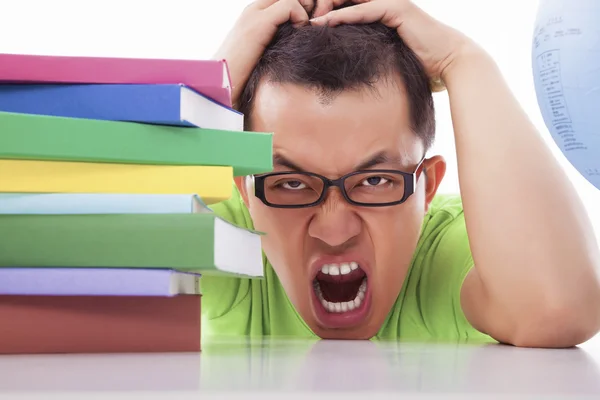 Ennuyeux et fatigué jeune homme avec de nombreux livres — Photo