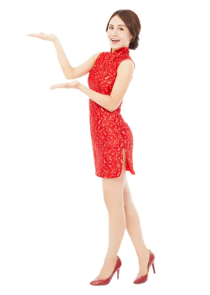 Bastante asiático joven mujer con cheongsam de pie . — Foto de Stock