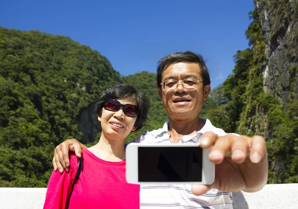 Senior couple taking picture of themselves outside — Stock Photo, Image