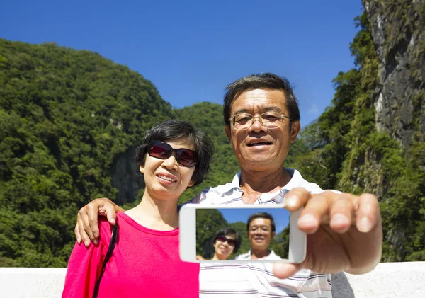 Seniorenpaar fotografiert sich draußen — Stockfoto