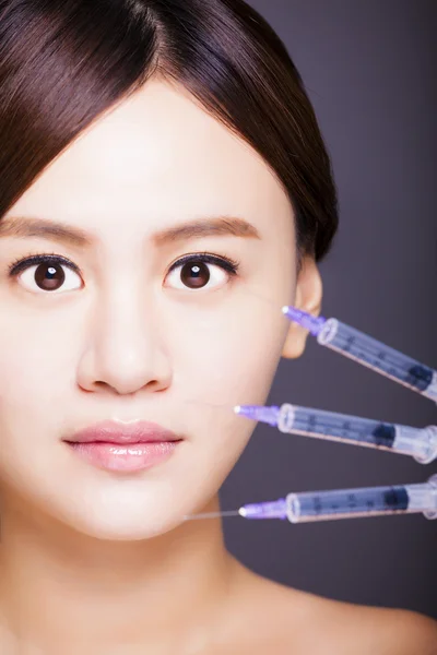 Asian beautiful woman gets injection in her face. aesthetic medi — Stock Photo, Image