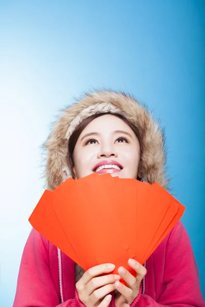 Glückliche Asiatin mit Winterbekleidung und roter Tasche für China — Stockfoto