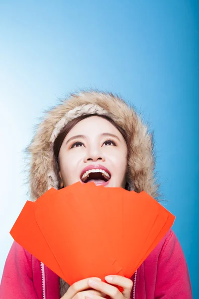 Gelukkig Aziatisch meisje met winter slijtage en die rode zak voor ruggegraten — Stockfoto