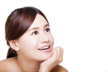 Genç güzel kadının yüzüne - üzerinde izole portresi kapatın 