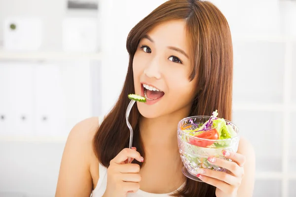 Sorridente giovane donna mangiare frutta e insalata . — Foto Stock