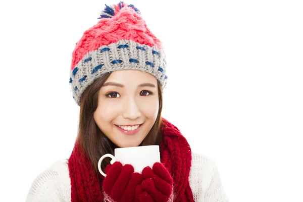 Όμορφη γυναίκα, φορώντας ρούχα χειμώνα και εκμετάλλευση Καφές Κύπελλο — Φωτογραφία Αρχείου