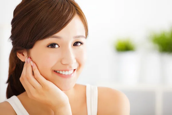 Красивая и улыбающаяся азиатская молодая женщина — стоковое фото