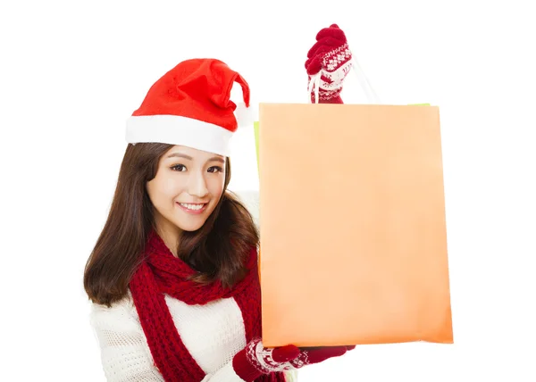 Closeup της ευτυχισμένη νέα γυναίκα που κρατά τσάντες αγορών. S Χριστούγεννα — Φωτογραφία Αρχείου