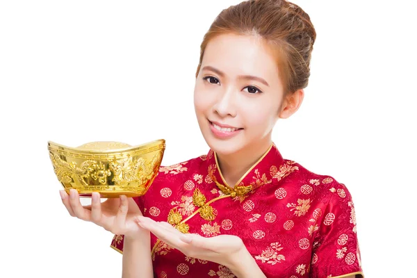 Счастливая женщина показывает золото на китайский Новый год — стоковое фото