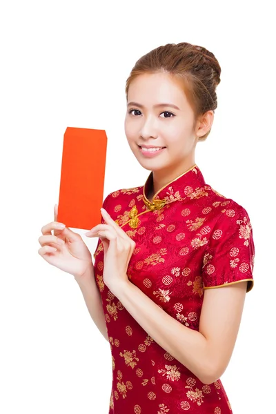 Красивая молодая женщина показывает красную сумку для счастливчиков — стоковое фото