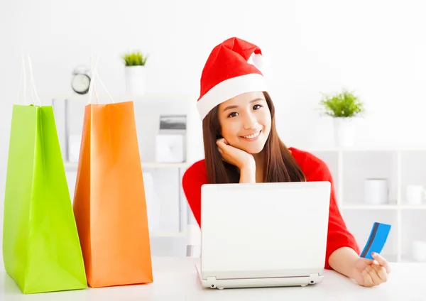 Jovem feliz segurando cartão de crédito com tablet  . — Fotografia de Stock