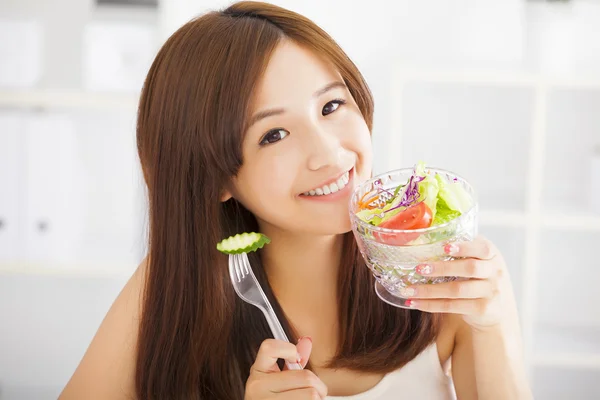 Beautiful asian young woman eating healthy food — Stock Photo, Image