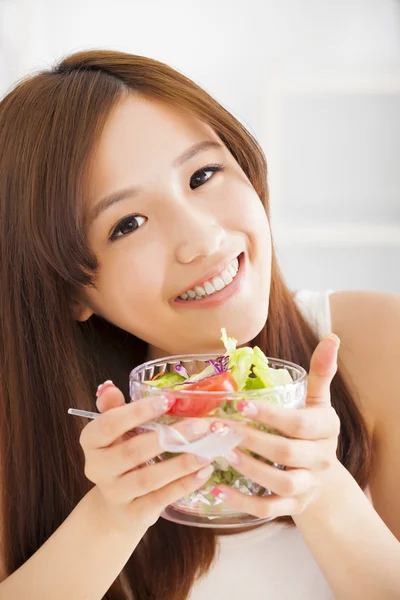 Beautiful asian young woman eating salad — Stock Photo, Image