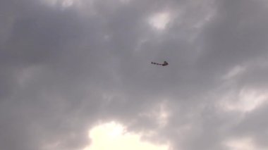 Kara bulut havada uçan uçurtma