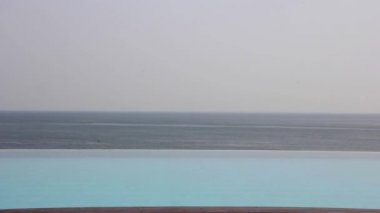 Yüzme havuzları okyanus plaj.