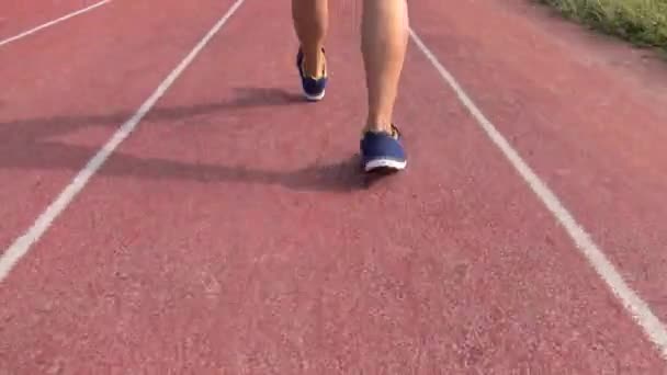 Corredor corriendo en la pista en el estadio — Vídeos de Stock