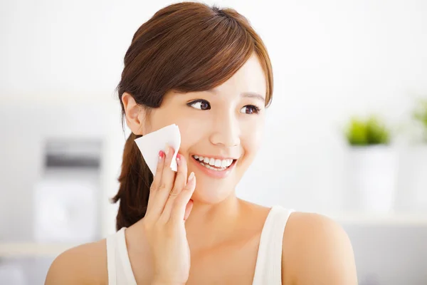 Beautiful asian young woman cleaning her face with cotton — Stock Photo, Image