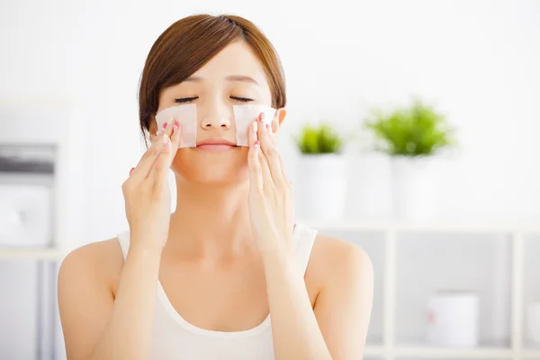 Beautiful  young woman cleaning her face with cotton — Stock Photo, Image