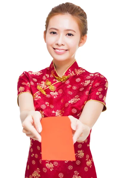 Mooie jonge chinese vrouw geven rode zak — Stockfoto