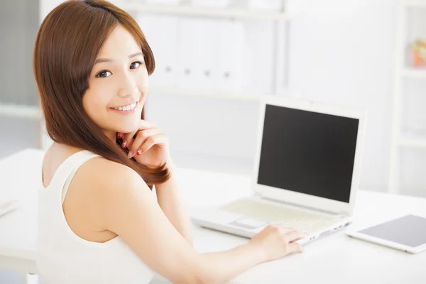 Young smiling asian woman  with laptop — Stock Photo, Image