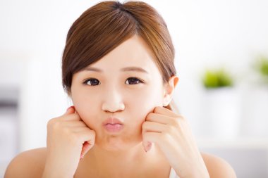  Genç Asyalı kadın yüzü