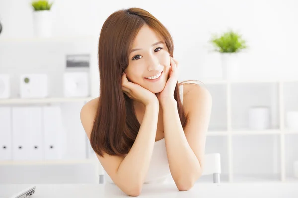 Sorridente giovane bella donna asiatica — Foto Stock
