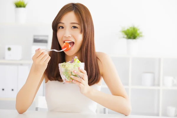 Beautiful asian young woman eating healthy food — Stock Photo, Image