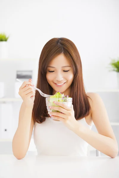 Beautiful asian young woman eating healthy food — Stock Photo, Image