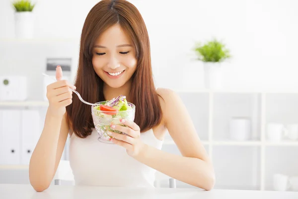 Beautiful asian young woman eating healthy food — Stock Photo, Image