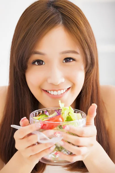 Beautiful girl eating healthy food salad — Stock Photo, Image