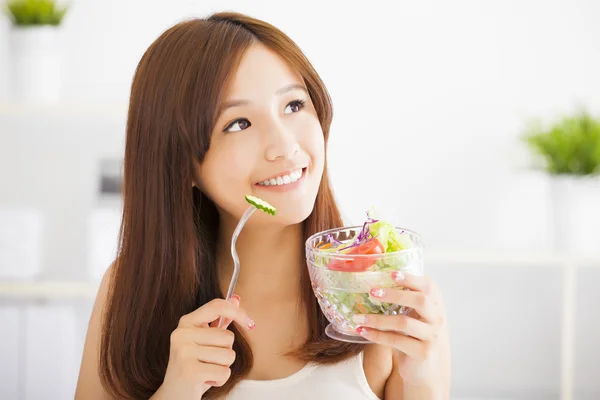 Beautiful girl eating healthy food salad — Stock Photo, Image