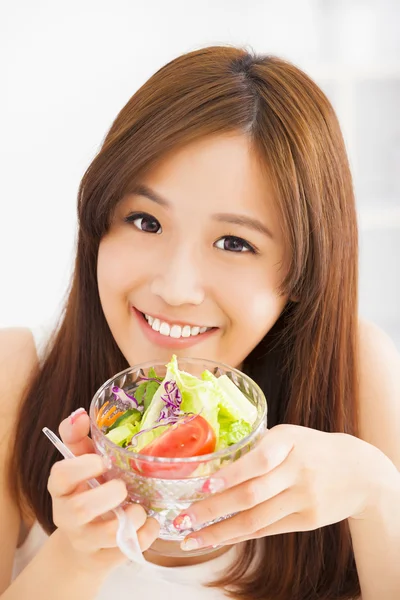 Beautiful girl eating healthy food salad — Stock Photo, Image