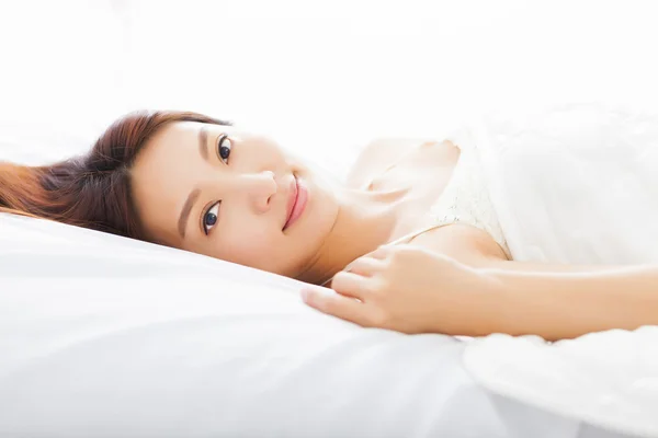 ベッドで眠っている美しい若いアジア女性 — ストック写真