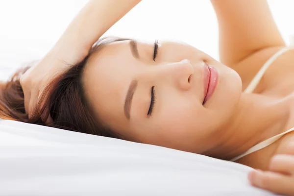 Young Beautiful woman relaxing on the bed — Stock Photo, Image