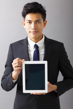 iş adamı gösterilen gülümseyen genç tablet pc
