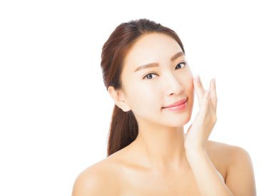 Güzel, genç Asyalı kadın yüzü beyaza bürünmüş.