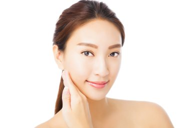 Güzel, genç Asyalı kadın yüzü beyaza bürünmüş.