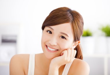 Genç Asyalı kadın yüzü gülüyor