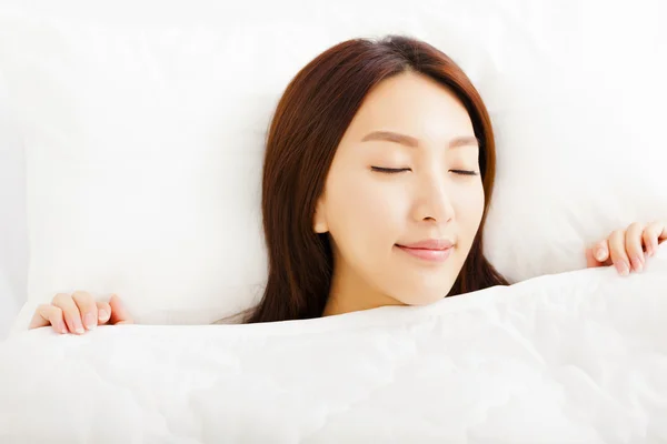 Junge Frau schläft im Bett — Stockfoto