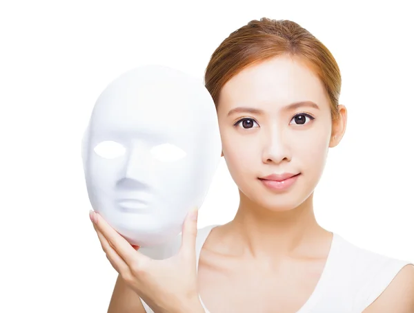 Красивая женщина держит белую маску для кожи концепции — стоковое фото