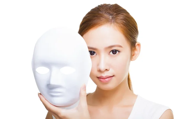 Piękna kobieta trzyma białą maskę dla koncepcji produktów do pielęgnacji skóry — Zdjęcie stockowe