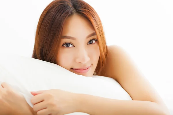 Junge schöne asiatische Frau entspannen auf dem Bett — Stockfoto